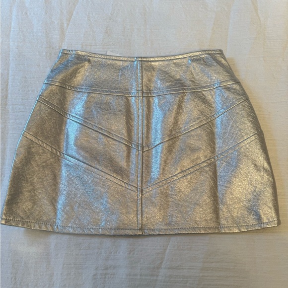 EDIT BY NINE// SILVER METALLIC MINI SKIRT - Picture 2 of 3
